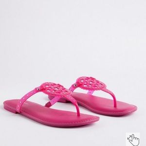 Torrid fuchsia medallion t-strap sandal size 9 double wide extra cushion footbed